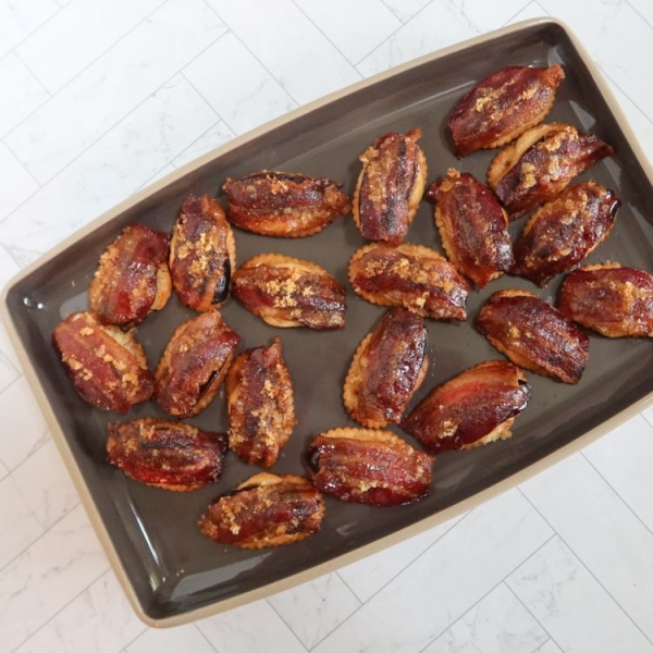 Candied Bacon Cracker Bites