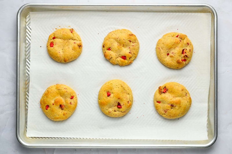 Strawberry Cheesecake Cookies