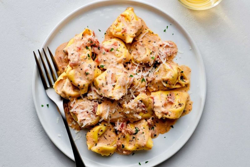 Tortellini With Tomato Basil Cream Sauce