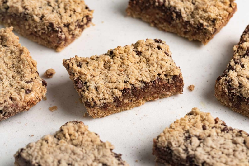 Peanut Butter Oatmeal Bars With Chocolate Chips