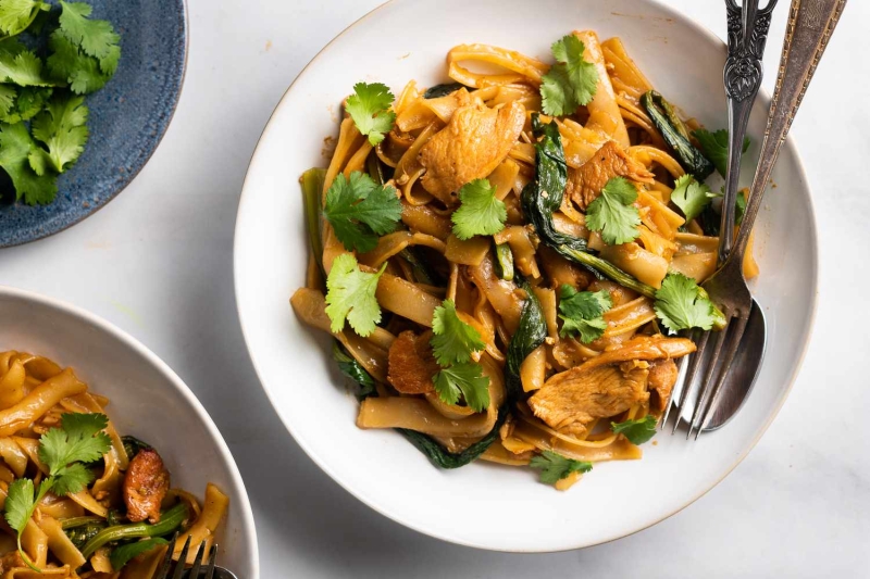 Chicken Pad See Ew (Broad Rice Noodles Fried With Soy Sauce)