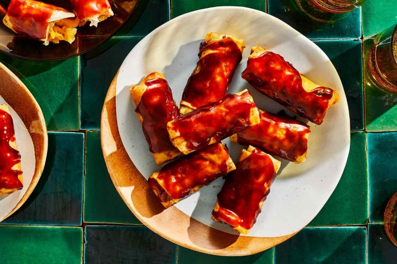 Turon (Banana Lumpia) With Caramel