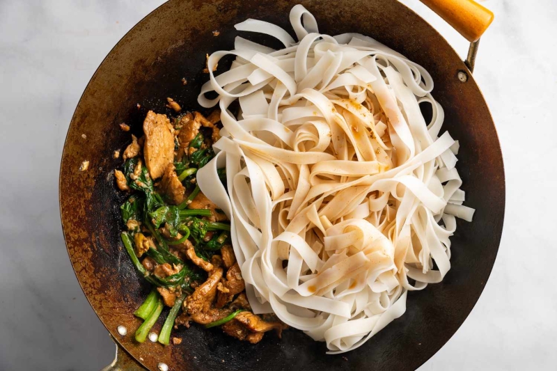 Chicken Pad See Ew (Broad Rice Noodles Fried With Soy Sauce)