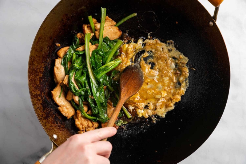 Chicken Pad See Ew (Broad Rice Noodles Fried With Soy Sauce)