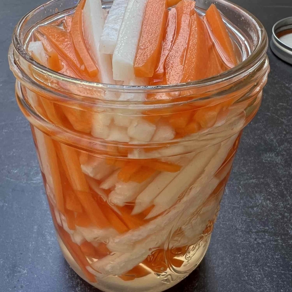 Vietnamese Pickled Carrot and Daikon Radish