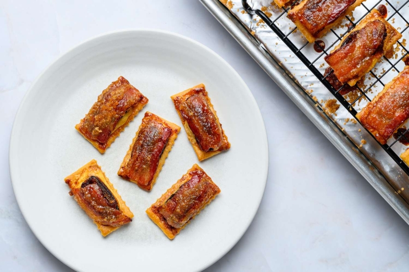 Candied Bacon Cracker Bites