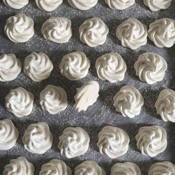 Meringue Candy Kisses (Besitos de Meringue)