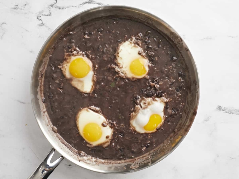 Black Beans with Eggs