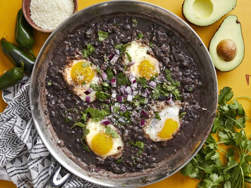 Black Beans with Eggs