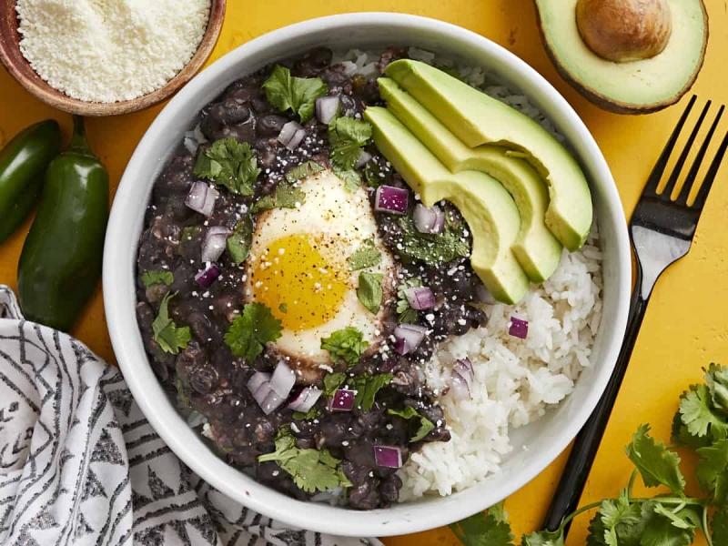 Black Beans with Eggs