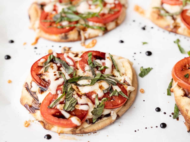 Easy Caprese Pizza