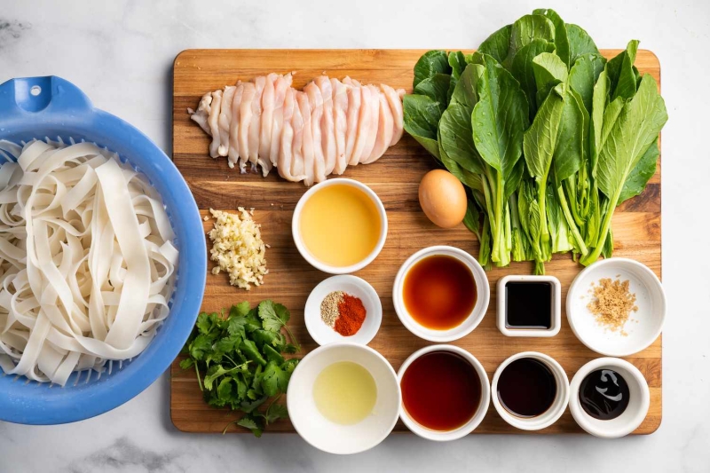 Chicken Pad See Ew (Broad Rice Noodles Fried With Soy Sauce)