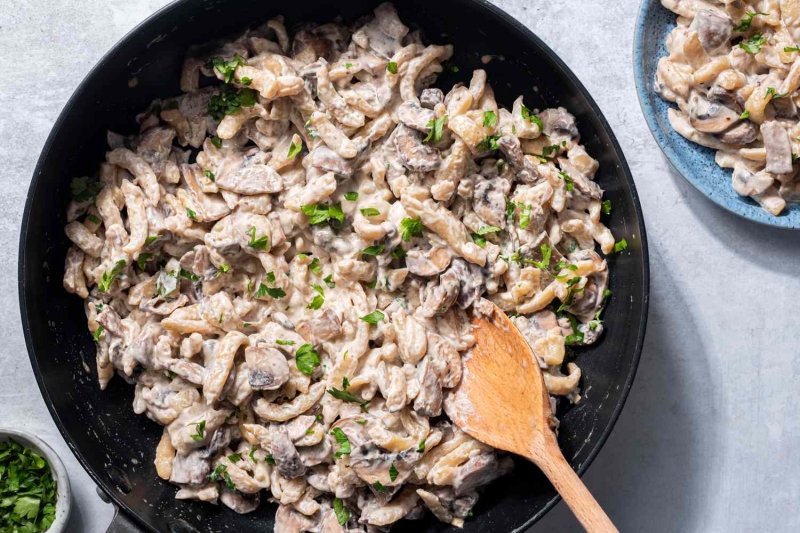 Spaetzle With Mushrooms in Cream Sauce