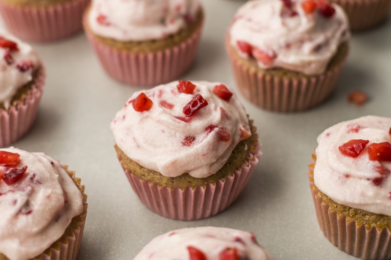 Easy Strawberry Cupcakes With Fresh Strawberries