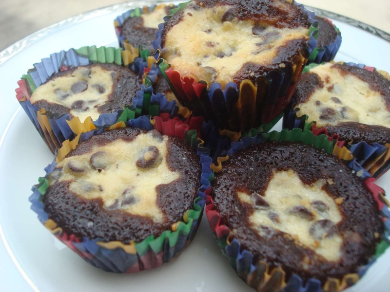 Two-Bite Chocolate and Cheesecake Cupcakes (Dairy)