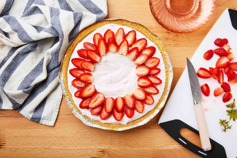 No-Bake Yogurt and Cool Whip Pie