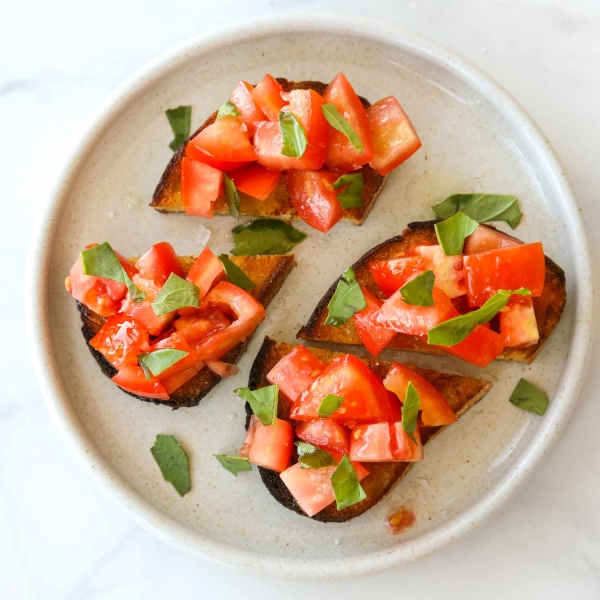 How to Make Classic Tomato Bruschetta