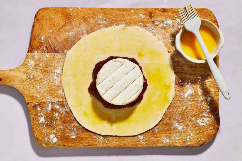 This 4-Ingredient Baked Brie Is the Perfect Ratio of Easy to Impressive