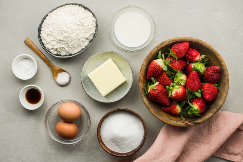 Easy Strawberry Cupcakes With Fresh Strawberries